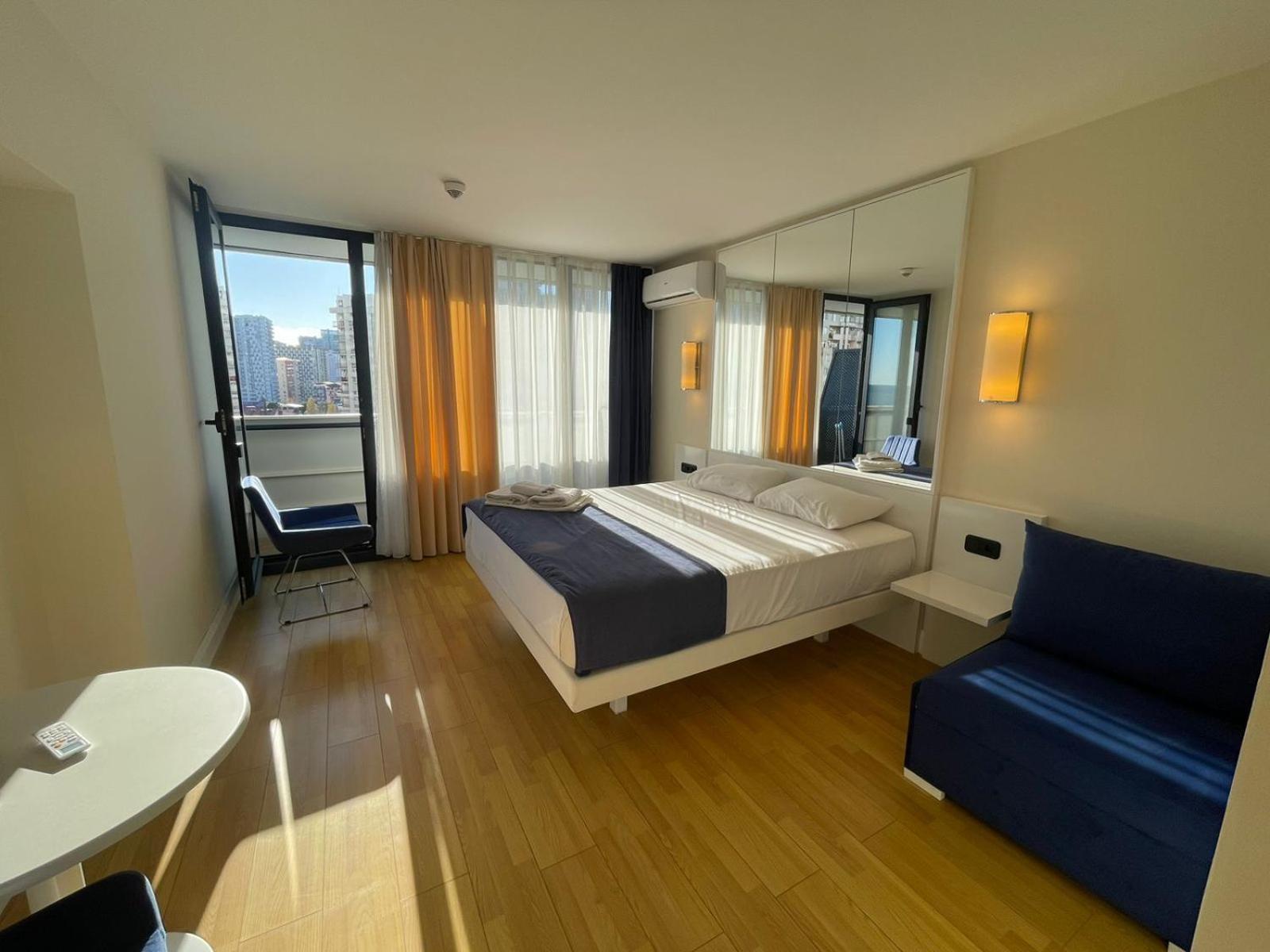 Suites Orbi City Aparthotel バトゥーミ エクステリア 写真