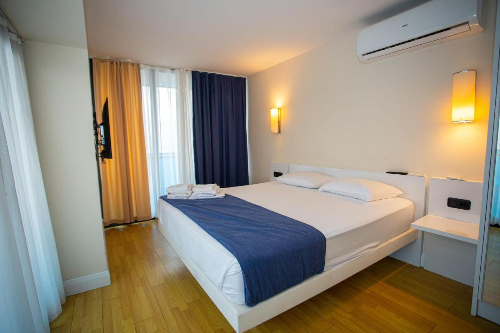 Suites Orbi City Aparthotel バトゥーミ エクステリア 写真
