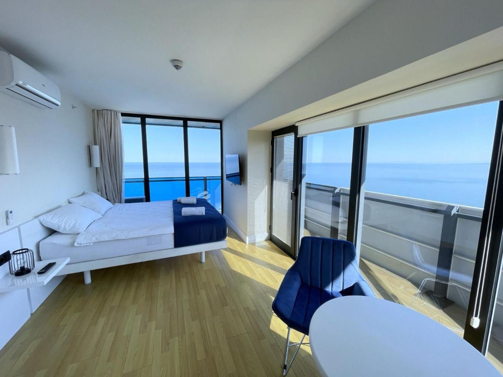 Suites Orbi City Aparthotel バトゥーミ エクステリア 写真
