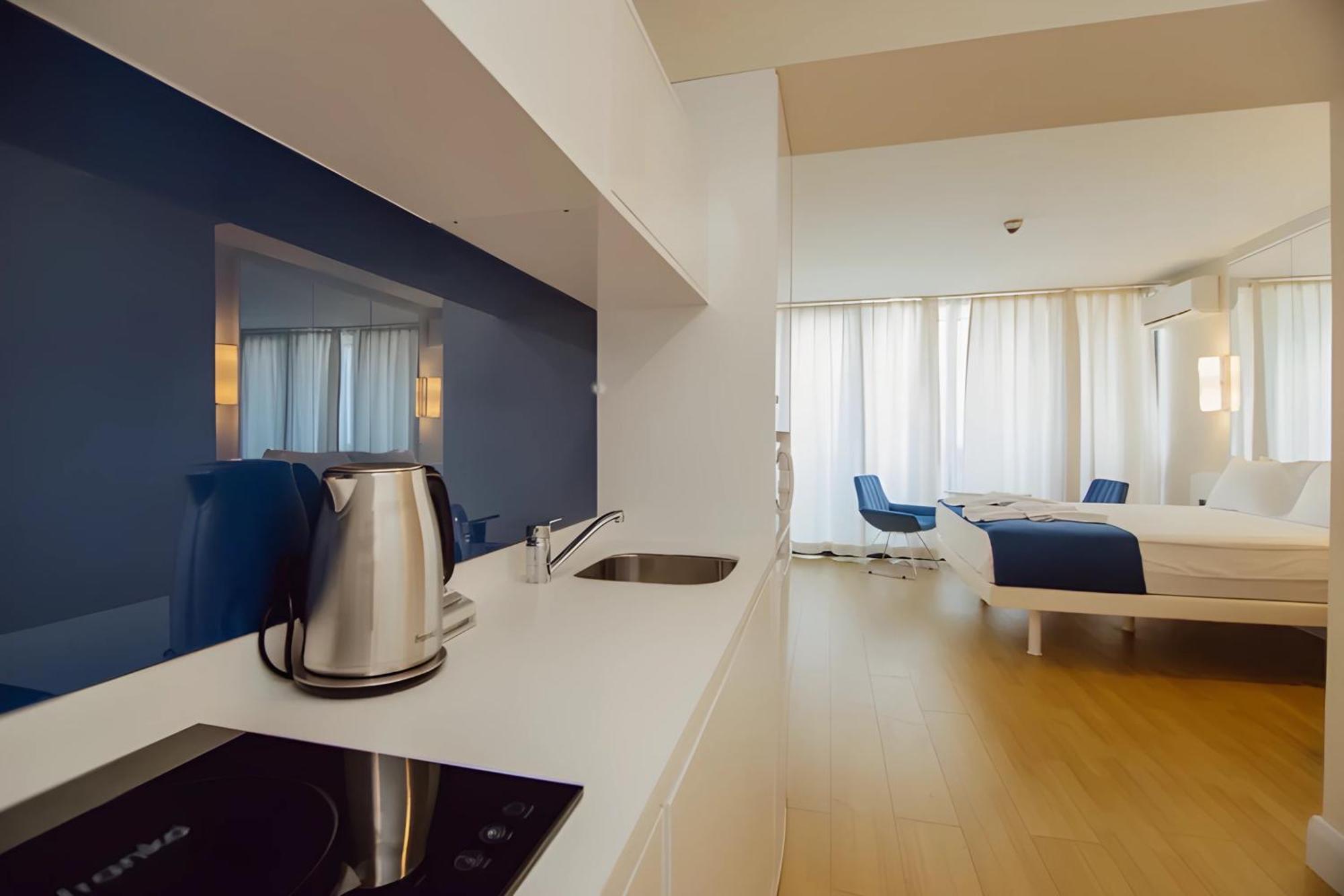 Suites Orbi City Aparthotel バトゥーミ エクステリア 写真
