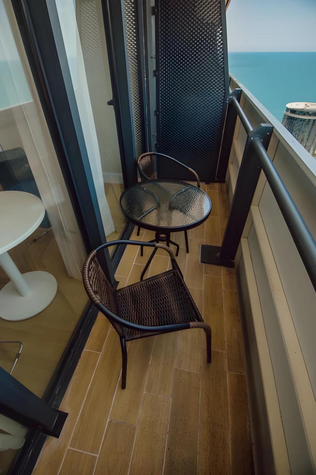 Suites Orbi City Aparthotel バトゥーミ エクステリア 写真