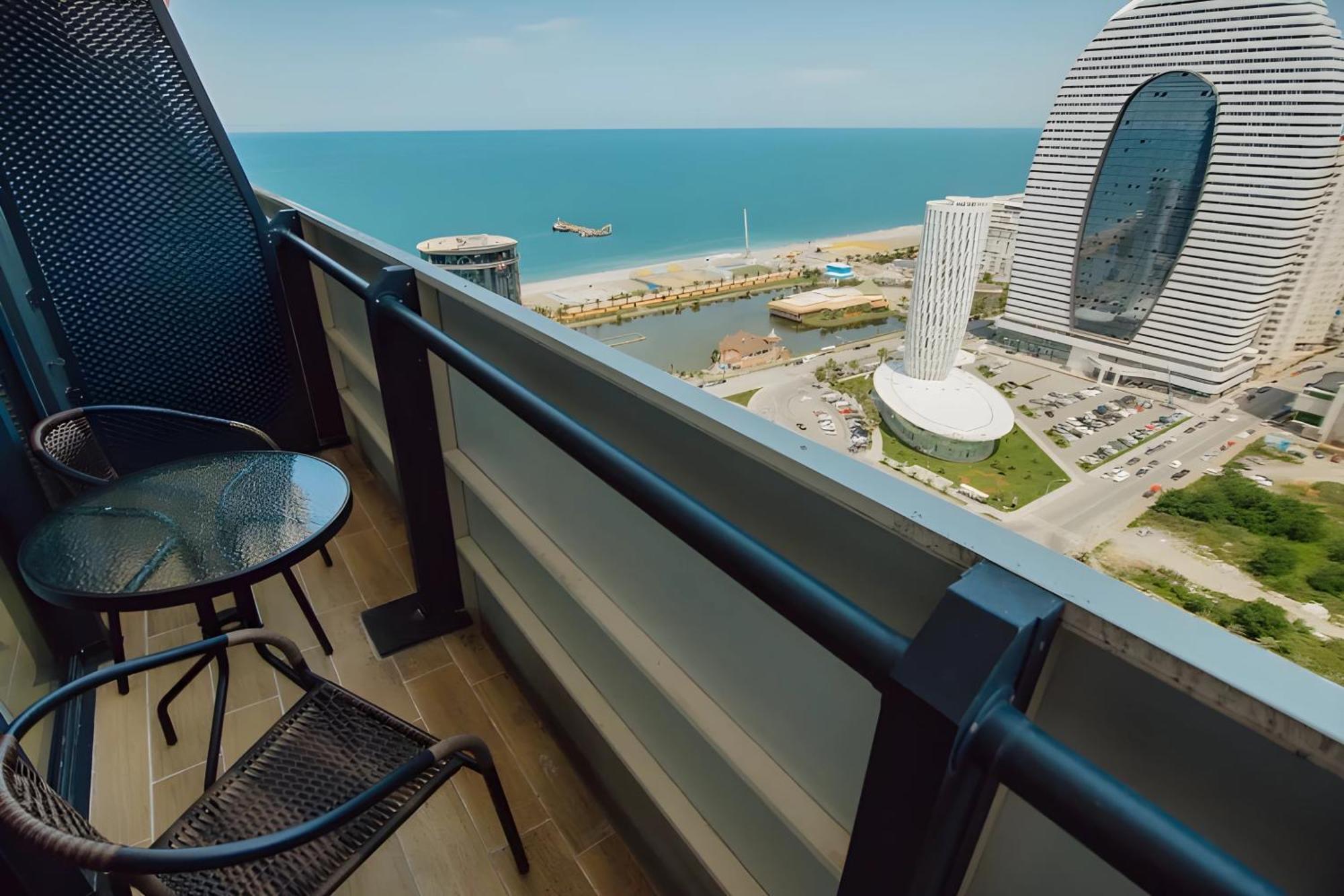 Suites Orbi City Aparthotel バトゥーミ エクステリア 写真
