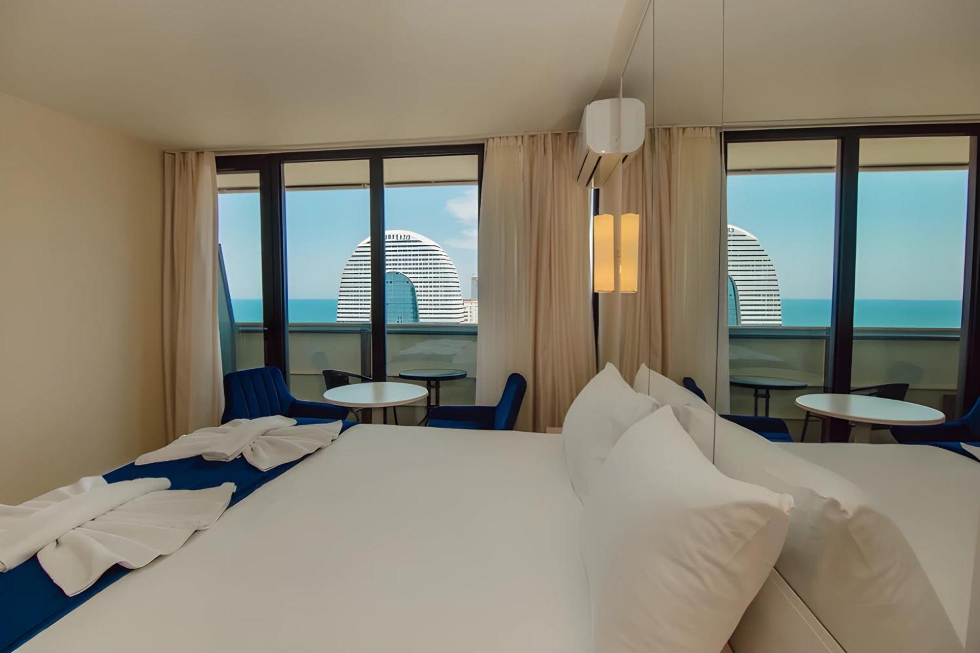 Suites Orbi City Aparthotel バトゥーミ エクステリア 写真
